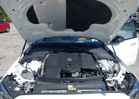 2024 Mercedes-Benz C 300 z USA, uszkodzony, nr VIN W1KAF4GB9RR205901